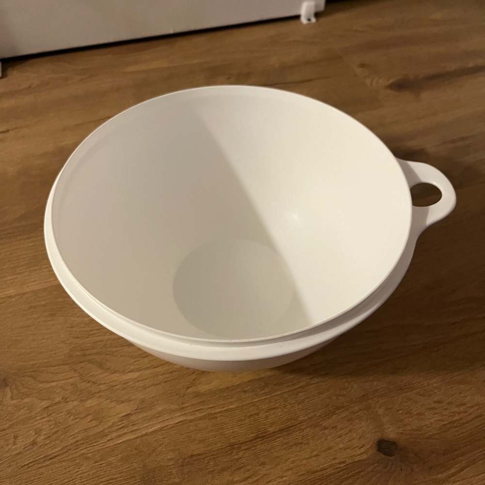 Tupperware Thatsa 32 Cup White Mixing Bowl - no lid
